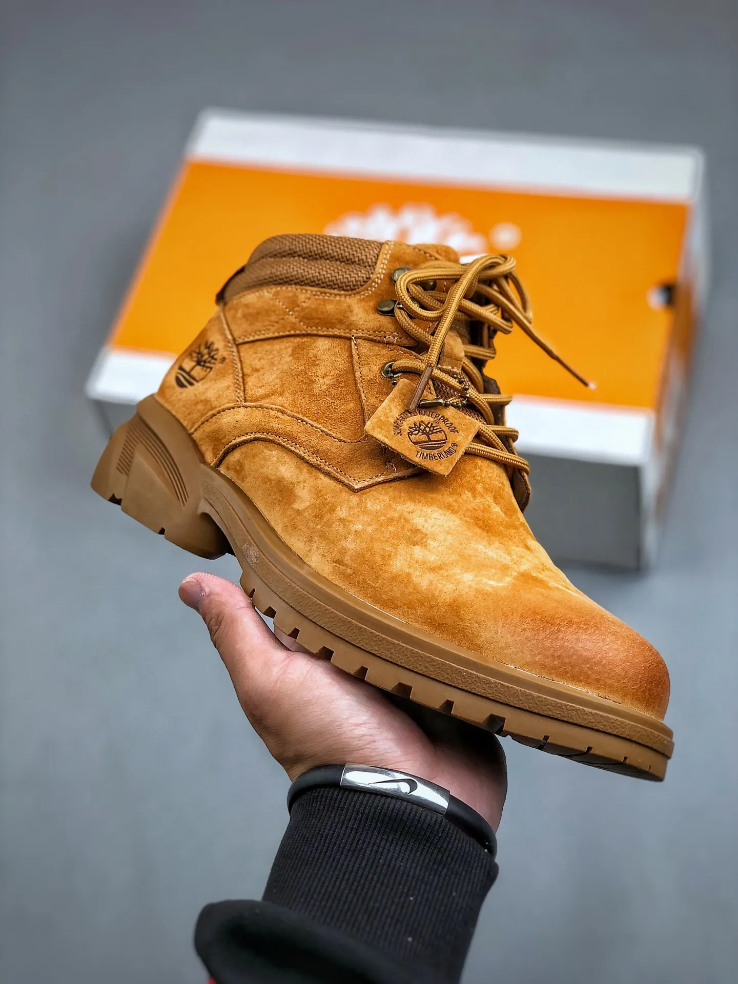 Local self-pickup💰560 supports store release. New goods🚀#Timberland Timberland/Timberland outdoor mid-cut casual rhubarb boots series. Guangdong factory quality. Original box and original packaging. The fabric is made of Italian 🇮🇹 top-grade frosted fine-grained cowhide. It is paired with anti-odor and anti-corrosion genuine leather latex insoles to give you a perfect wearing experience. High-quality and durable. A must-have for sportsmen. Specially designed to treat those who are not handsome. High-quality and first-class foot feel. Size: 38 39 40 41 42 43 44 (leather shoe size)